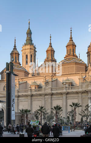 Persone che camminano nella piazza della Basilica-Cattedrale di Madonna del Pilastro di Zaragoza Foto Stock