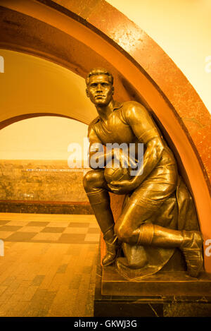 La stazione della metropolitana Ploshchad Revolyutsii Foto Stock