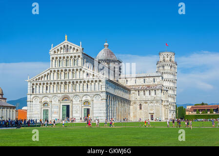 In attesa turistiche da visitare il Duomo di Pisa in Piazza dei Miracoli. Toscana, Italia. Foto Stock