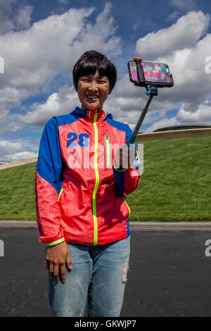 1, una donna asiatica, tenendo selfie foto, tenendo selfie, selfie foto, selfie, Opus One Winery, Oakville, la Valle di Napa NAPA County, California Foto Stock