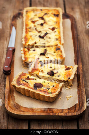 Fungo Chanterelle, formaggio e timo in casa deliziosa tart (quiche) Foto Stock