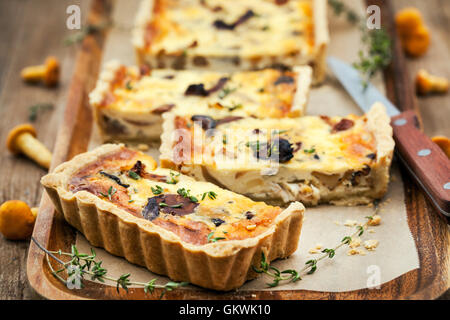 Fungo Chanterelle, formaggio e timo in casa deliziosa tart (quiche) Foto Stock