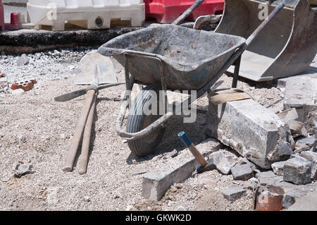 Muratore con carriola Foto stock - Alamy