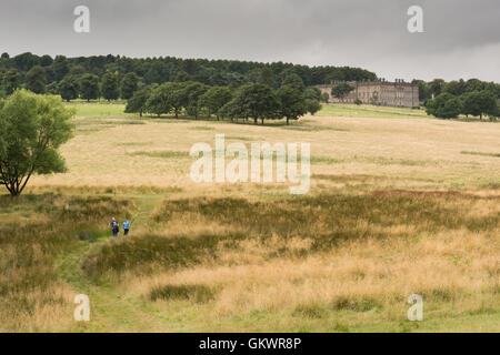 Castello di Wentworth grado che ho elencato la country house, Stainborough, Barnsley, South Yorkshire, Inghilterra, Regno Unito - famiglia godendo di una passeggiata Foto Stock