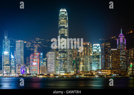 La skyline di Hong Kong di notte, visto da Tsim Sha Tsui in Kowloon, Hong Kong. Foto Stock