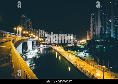 Vista dall'Ap Lei Chau Bridge di notte, a Hong Kong, Hong Kong. Foto Stock