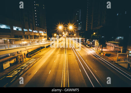 Vista di Aberdeen Praya Road di notte, ad Aberdeen, Hong Kong. Foto Stock