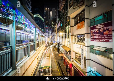 Vista di Hollywood Road dalla centrale-Mid-Levels Escalator di notte, in Hong Kong. Foto Stock