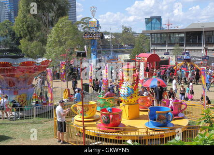 Persone godere di attrazioni a Moomba Festival a Melbourne in Australia. Foto Stock