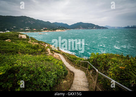 La passerella e la vista della costa a Tai Tau Chau, a Shek O, sull'Isola di Hong Kong, Hong Kong. Foto Stock