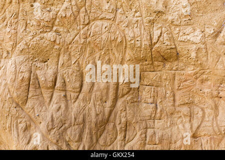 Graffiato muro di fango con un cuore in Toscana, Italia Foto Stock