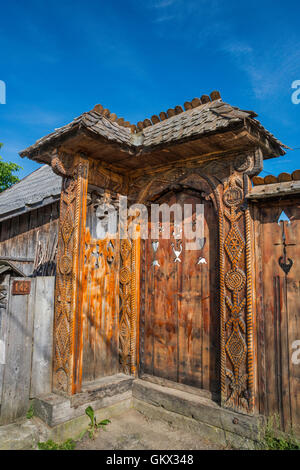 In legno intagliato gate a Cascina nel villaggio di Mara, regione Maramures, Romania Foto Stock
