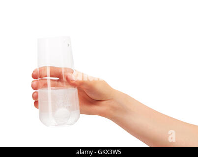 Stretta di mano femmina tenendo pulito potabile trasparente di vetro con una grande rotonda bianca compressa effervescente sciogliendo in acqua Foto Stock