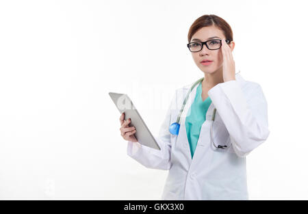 Femmina medico asiatico titolari di una tavoletta digitale. Foto Stock
