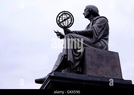 La statua in bronzo di astronomo Nicolaus Copernicus tenendo un compasso e sfera armillare progettato da Bertel Thorvaldsen nel 1822 situato accanto al Palazzo Staszic, sede dell'Accademia polacca delle Scienze di Varsavia POLONIA Foto Stock