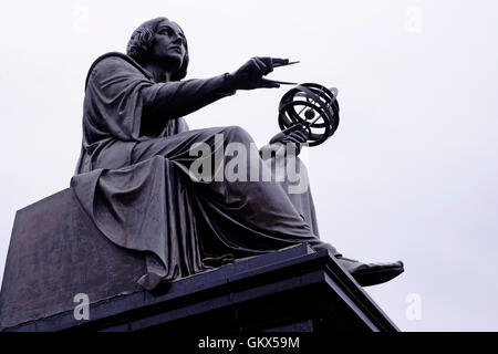 La statua in bronzo di astronomo Nicolaus Copernicus tenendo un compasso e sfera armillare progettato da Bertel Thorvaldsen nel 1822 situato accanto al Palazzo Staszic, sede dell'Accademia polacca delle Scienze di Varsavia POLONIA Foto Stock