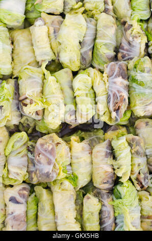Vegetariano involtini primavera il cavolo con carne di maiale all'interno (chiamato anche come rullo di cavolo o freschi Cavoli a molla) Foto Stock