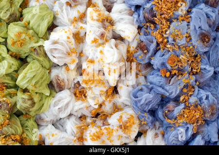 Thai dessert tradizionale, Tapioca sfere con ripieno di carne di maiale servite con verdure, Riso al vapore gnocchi di pelle realizzato da colloso Foto Stock