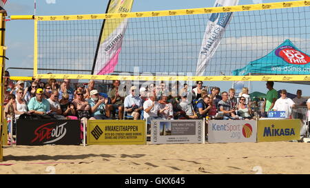 Gli spettatori in occasione delle Finali - Pallavolo Inghilterra Tour Spiaggia, 21 agosto 2016 a Margate sabbie principale, Margate, Kent, Regno Unito Foto Stock