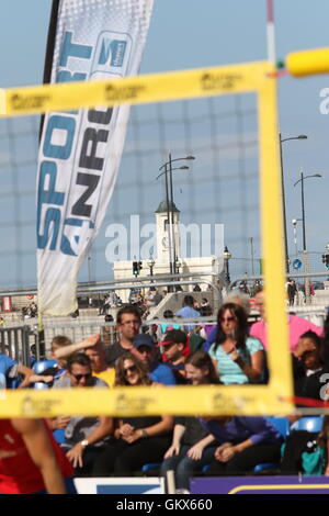 Gli spettatori in occasione delle Finali - Pallavolo Inghilterra Tour Spiaggia, 21 agosto 2016 a Margate sabbie principale, Margate, Kent, Regno Unito Foto Stock