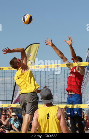 Jack covone/Chris Gregorio v Russell Watson/Phil Smith nel finale di pallavolo Inghilterra Tour Spiaggia, 21 agosto 2016 Foto Stock