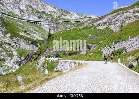 Airolo, Svizzera - 7 August 2016: i ciclisti a pedalare sulla vecchia strada che conduce a San Gottardo sulle alpi svizzere Foto Stock