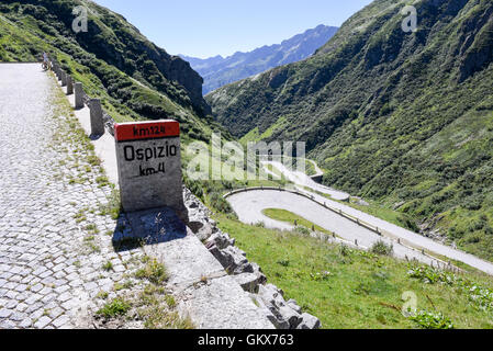 Airolo, Svizzera - 7 August 2016: ciclista pedalando sulla vecchia strada che conduce a San Gottardo sulle alpi svizzere Foto Stock