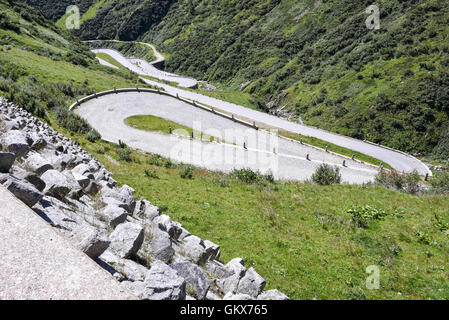 Vecchia strada che conduce a San Gottardo sulle alpi svizzere Foto Stock