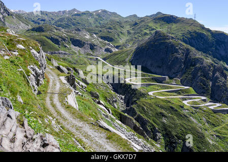 Vecchia strada che conduce a San Gottardo sulle alpi svizzere Foto Stock