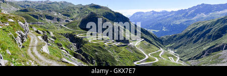 Vecchia strada che conduce a San Gottardo sulle alpi svizzere Foto Stock