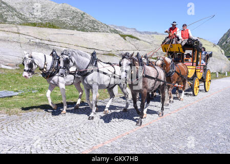 San Gottardo, Svizzera - 7 August 2016: chi guida un cavallo tradizionale trasporto su strada a San Gottardo Foto Stock