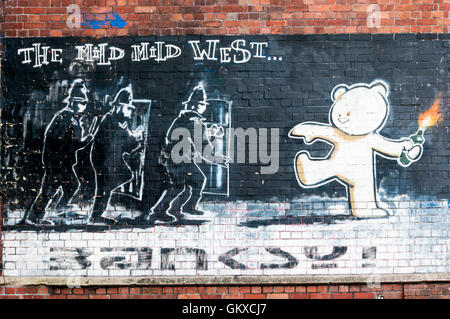 Blanda blanda West graffiti di Banksy in Stokes Croft area di Bristol. Foto Stock