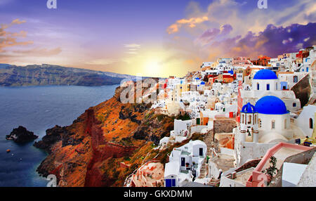 Tramonto di Santorini, vista del villaggio di Oia e caldera Foto Stock