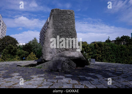 Pietra commemorativa a Ulica Miła 18 presso il sito di quello che era il quartier generale 'bunker' della Jewish Combat Organization (ZOB), un gruppo di resistenza ebraica nel ghetto di Varsavia in Polonia durante la seconda guerra mondiale Foto Stock