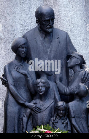 Janusz Korczak monumento di Zbigniew Wilma ( 2006) raffigurante un direttore di un orfanotrofio ebraico, che insieme con i suoi alunni è stato deportato e ucciso in uno sterminio nazista camp a Treblinka nel 1942 situato nel centro di Varsavia POLONIA Foto Stock
