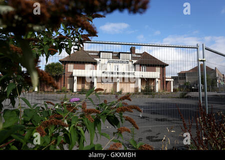 La King's Beach Hotel e pub mostrato chiuso e in stato di abbandono. Pagham, West Sussex, Regno Unito. Foto Stock