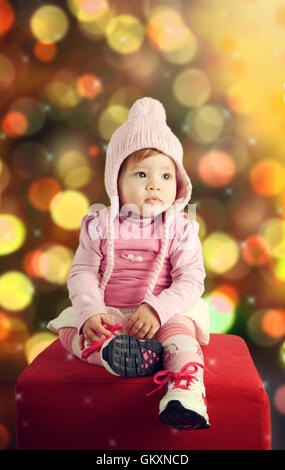 Carino bambino con abiti invernali in tema natalizio Foto Stock