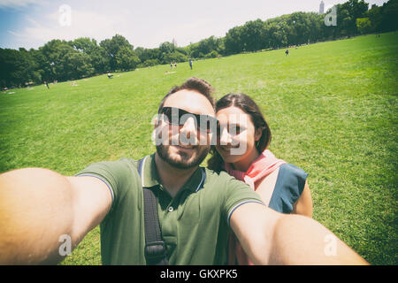 Coppia giovane fa un selfie nel Central Park di New York City, filtro vintage. Foto Stock