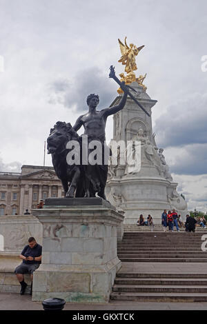 Il memoriale della Victoria è un monumento al di fuori Buckingham Palace di Londra Foto Stock