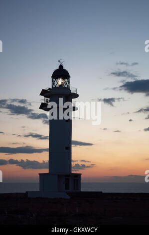 Fomentera: vista del Cap de Barbaria faro al tramonto, costruito nel 1972 e situato all'estrema punta meridionale dell'isola Foto Stock