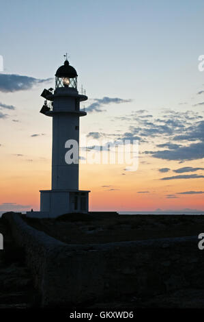 Fomentera: vista del Cap de Barbaria faro al tramonto, costruito nel 1972 e situato all'estrema punta meridionale dell'isola Foto Stock