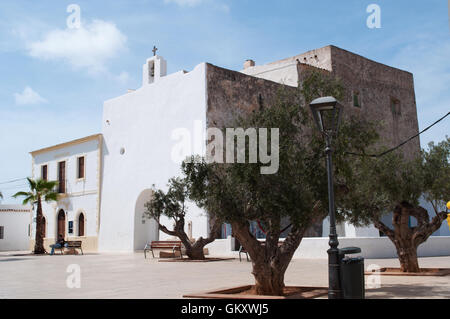 Formentera: la chiesa di Sant Francesc Xavier era originariamente un bastione fortificato, la sua costruzione iniziò nel 1726 Foto Stock