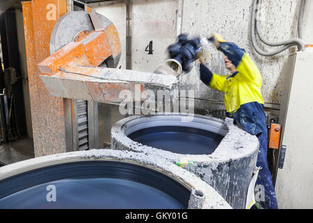 Operai in sicurezza di taglio usura, la rettifica di parti metalliche per ulteriore elaborazione la fabbricazione di componenti per il montaggio Foto Stock