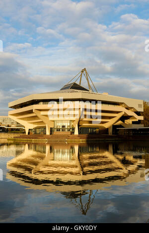 Sala centrale visto dal lato lago presso l'Università di York Foto Stock