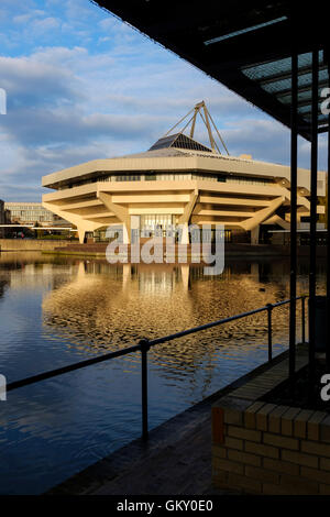 Sala centrale visto dal lato lago presso l'Università di York, Inghilterra Foto Stock