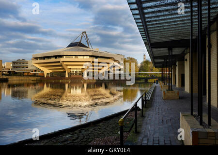 Sala centrale visto dal lato lago presso l'Università di York Foto Stock