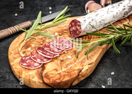 Salame su sfondo scuro Foto Stock