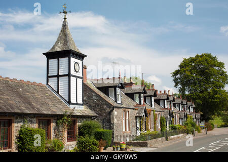 Parton village, una riga a schiera di case con il termine cottage dispone di una piccola torre dell orologio sul suo tetto. vicino a Castle Douglas, SCOZIA Foto Stock