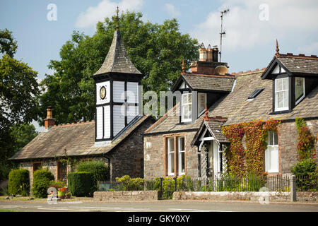 Parton village, una riga a schiera di case con il termine cottage dispone di una piccola torre dell orologio sul suo tetto. vicino a Castle Douglas, SCOZIA Foto Stock