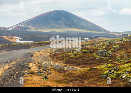 Il cratere di cenere nel Berserkjahraun campo di lava sulla penisola Snaefellsnes in Islanda occidentale Foto Stock